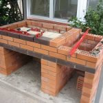 Seguimos colocando las paredes de la barbacoa.