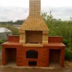 Parrilla de barbacoa con chimenea