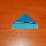 Toma el cuadrado azul y dobla las esquinas