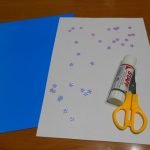 Pegamento, tijeras y papel.