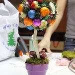 Un árbol con una corona brillante.