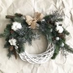 Y periódicos con ramas de árboles de navidad