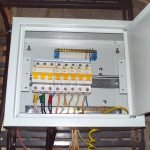Panel de distribución en el garaje.