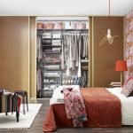 Armario corredizo en una habitación