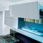 Juego de cocina con estantes elevadores