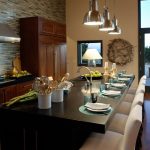 Lámparas sobre la mesa en la cocina-sala de estar