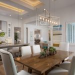 Bombillas sobre la mesa del comedor