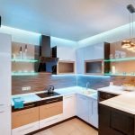 Iluminación para estanterías en una pequeña cocina.