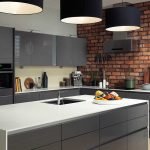 Cocina tipo loft con grandes lámparas de araña.