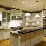 Iluminación cálida de la cocina