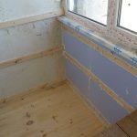 Arrastrándose en un balcón de madera