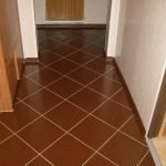 Azulejos oscuros en el piso
