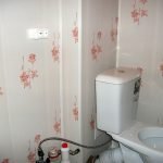 Decoración de paredes del inodoro con paneles de PVC.