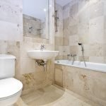 Opciones para decorar las paredes del baño con azulejos de cerámica.