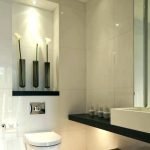 Baño con techos suspendidos.