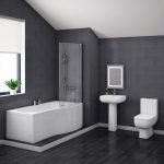 Techo blanco en un baño gris