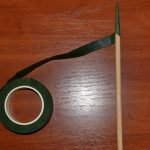 Para el barril, envuelva el palito de sushi con una cinta verde