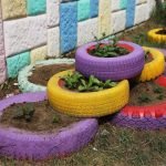 Macizo de flores en la cerca