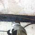 En el cuello perforamos agujeros y sujetamos un cable rígido