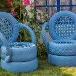 Sillones en el jardín de flores.