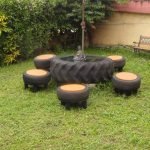 Una mesa bajo una sombrilla