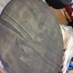 La madera contrachapada está cubierta de manchas.