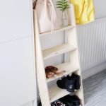 Zapatero con escaleras