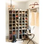 Estante con celdas para zapatos