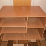 Estantería de aglomerado en el pasillo