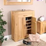 Estante con puertas de madera contrachapada