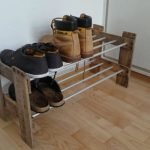 Estante con barras de metal