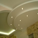 Tira de LED y luces empotradas