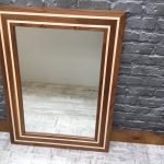 Espejo en un marco de madera