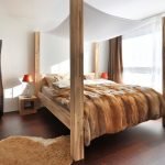 Cama con columnas