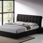 Cama grande de estilo minimalista