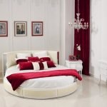 Muchas almohadas en la cama