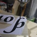 Perforamos el medio de las letras