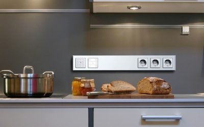 Colocación e instalación de enchufes en la cocina.