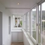 Pequeños armarios debajo del alféizar de la ventana