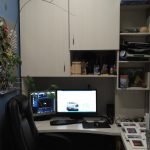 Armario sobre escritorio de la computadora