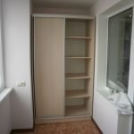 Armario beige con puertas correderas