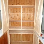 Armario con estantes de madera.
