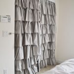 Cortinas en la puerta de la habitación