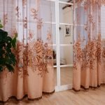 Puertas blancas en la sala de estar