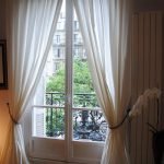 Orquídea sobre la mesa