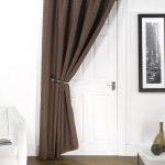 Cortinas de tela en la puerta.
