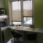 Cortinas de bambú en la ventana