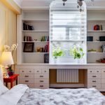 Consola junto a la cama