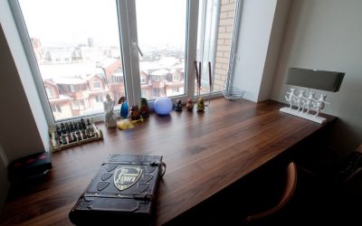 Alféizar de la ventana de mesa: disposición del lugar de trabajo