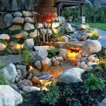 Luz de fondo entre las piedras